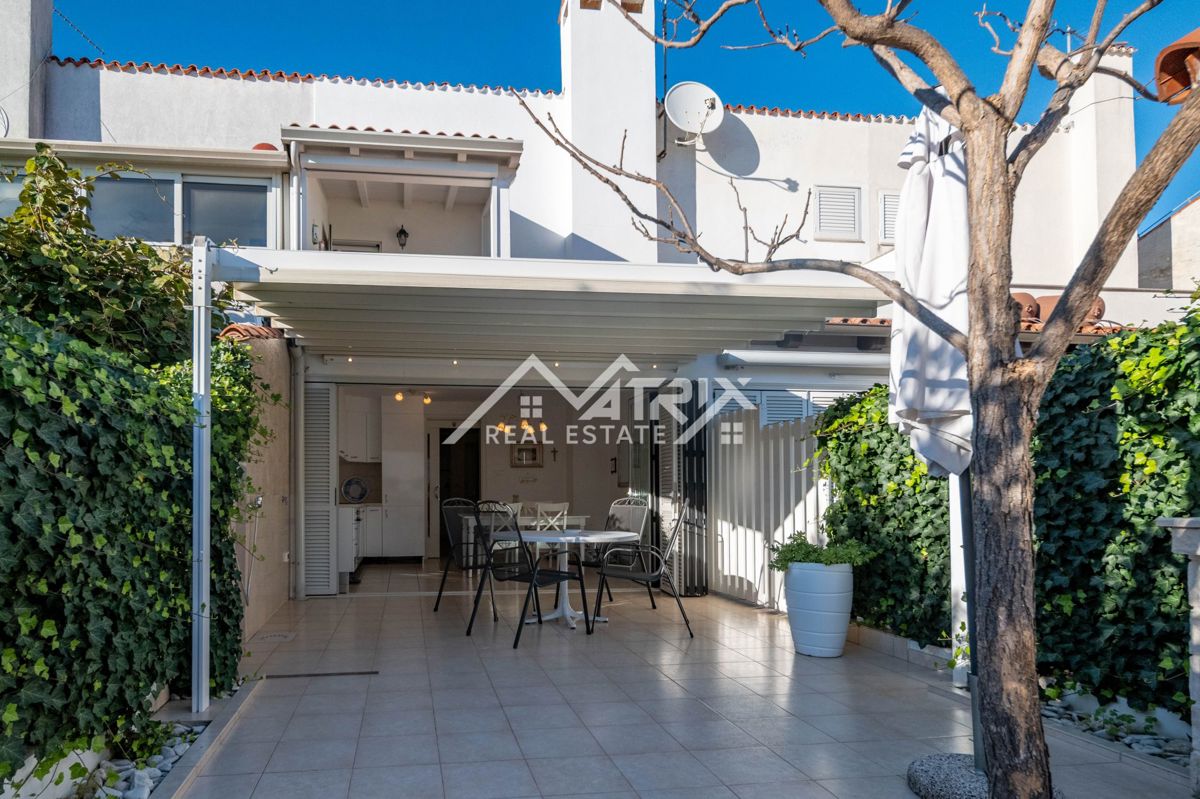 Novigrad okolica, elegantna vrstna hiša, le 300 m od morja