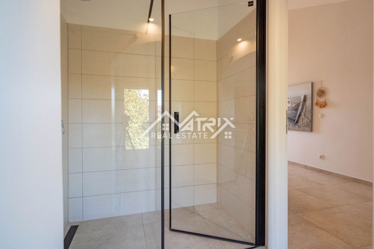 Novigrad okolica, elegantna vrstna hiša, le 300 m od morja