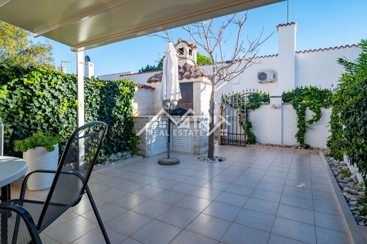 Novigrad okolica, elegantna vrstna hiša, le 300 m od morja