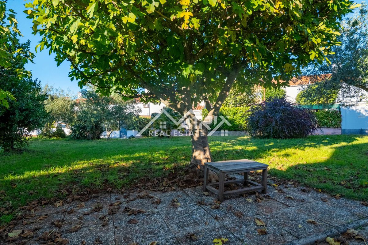 Novigrad okolica, elegantna vrstna hiša, le 300 m od morja