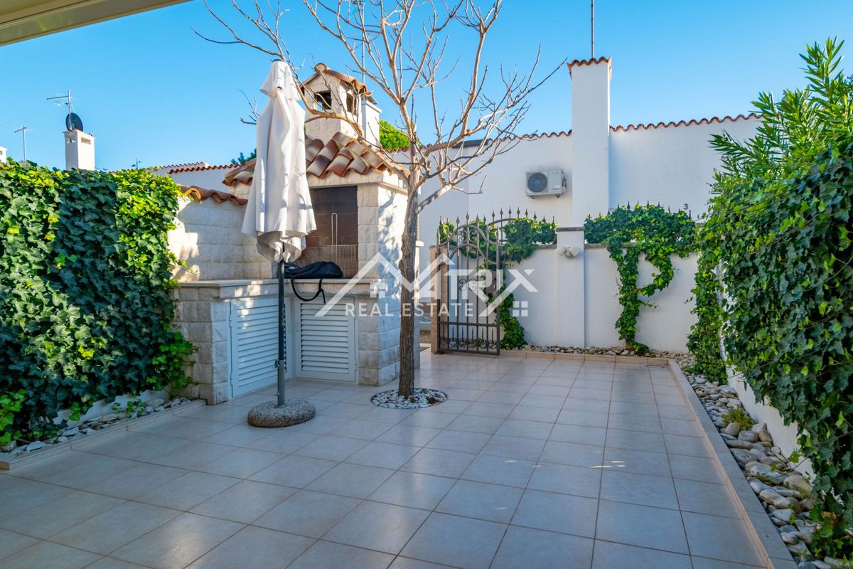 Novigrad okolica, elegantna vrstna hiša, le 300 m od morja