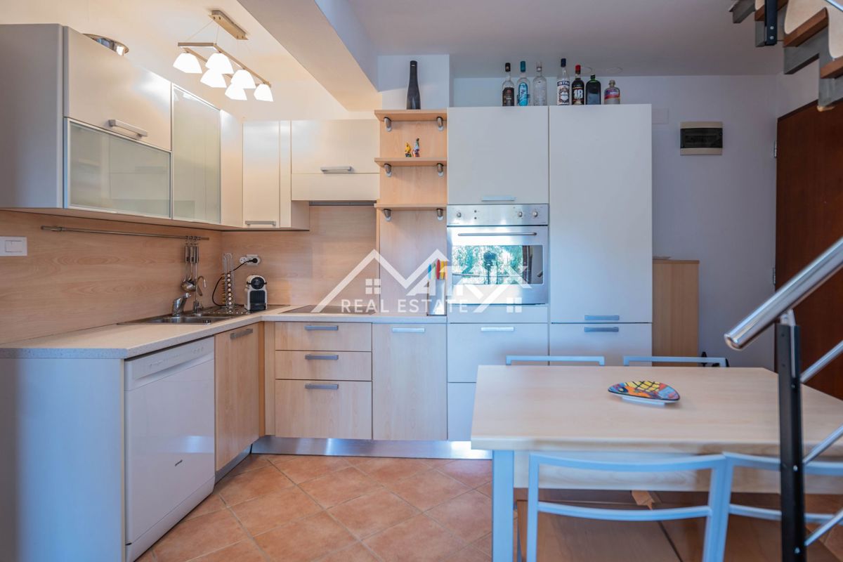 Premantura, stanovanje s strešno teraso in parkiriščem