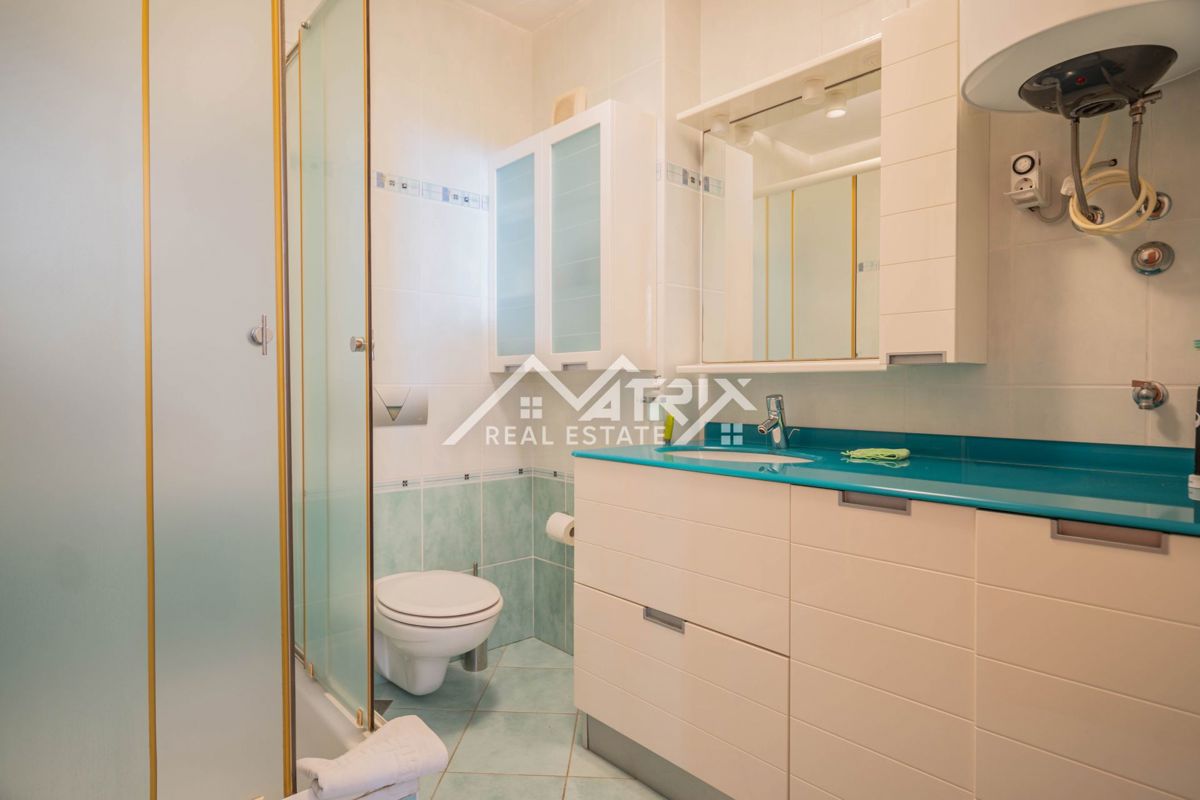 Premantura, stanovanje s strešno teraso in parkiriščem