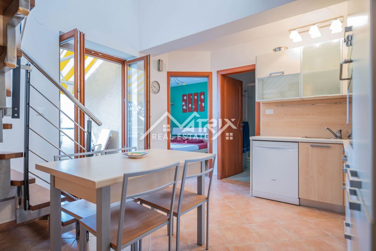 Premantura, stanovanje s strešno teraso in parkiriščem