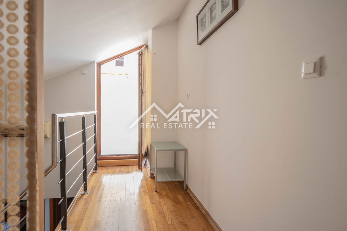 Premantura, stanovanje s strešno teraso in parkiriščem