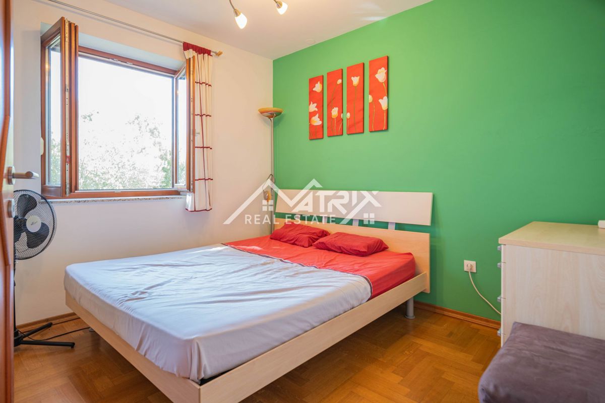 Premantura, stanovanje s strešno teraso in parkiriščem