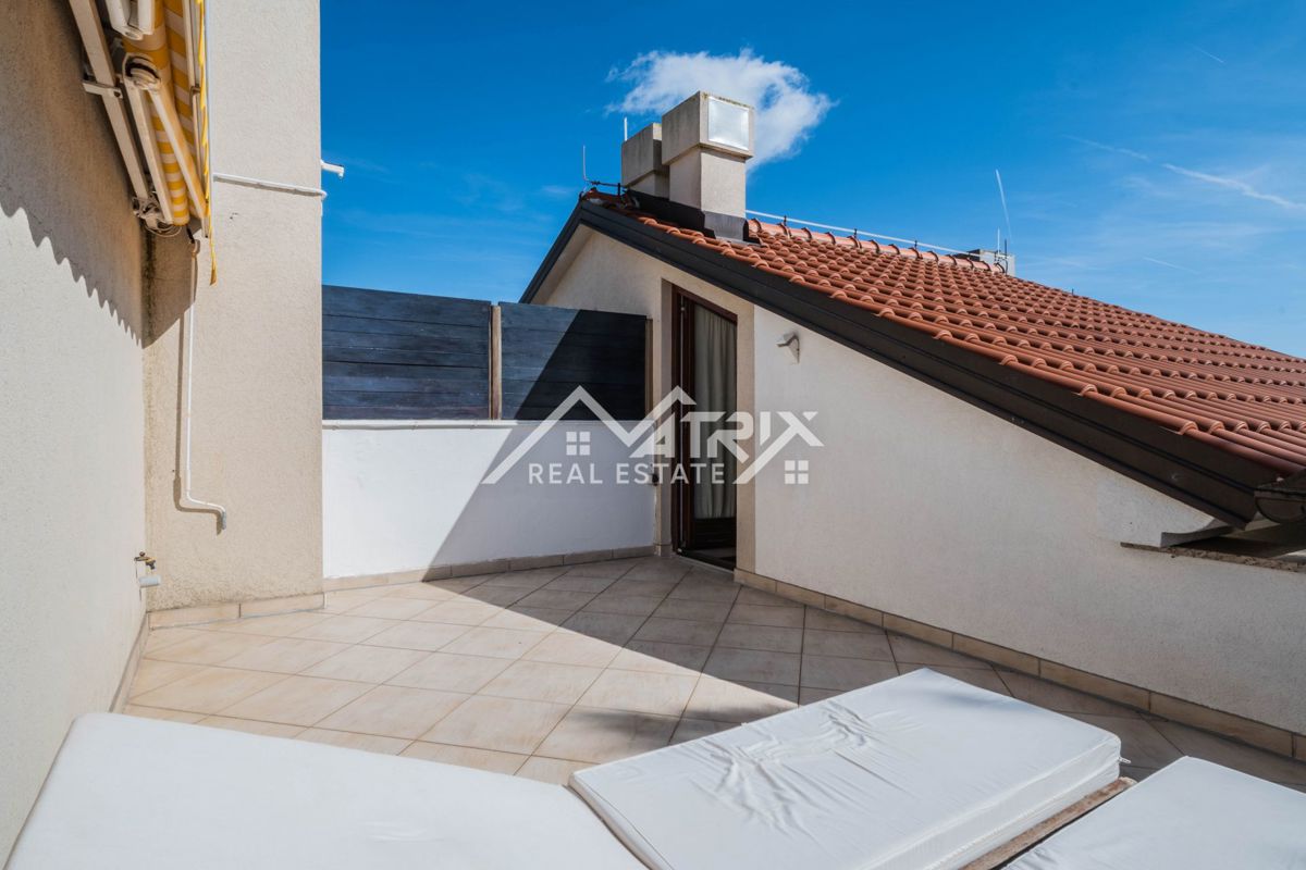 Premantura, stanovanje s strešno teraso in parkiriščem