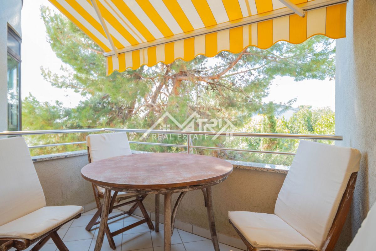 Premantura, stanovanje s strešno teraso in parkiriščem