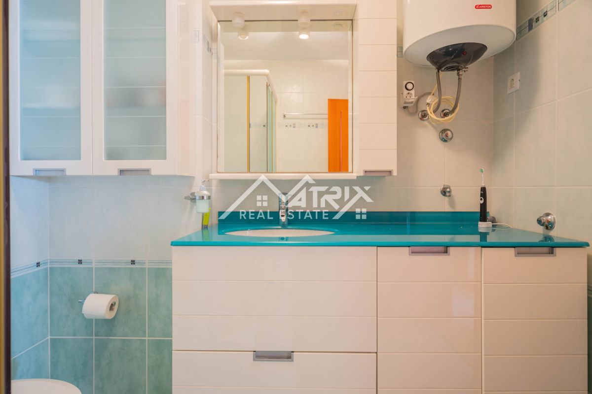 Premantura, stanovanje s strešno teraso in parkiriščem