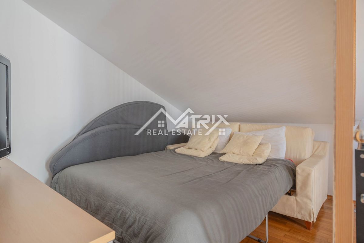 Premantura, stanovanje s strešno teraso in parkiriščem