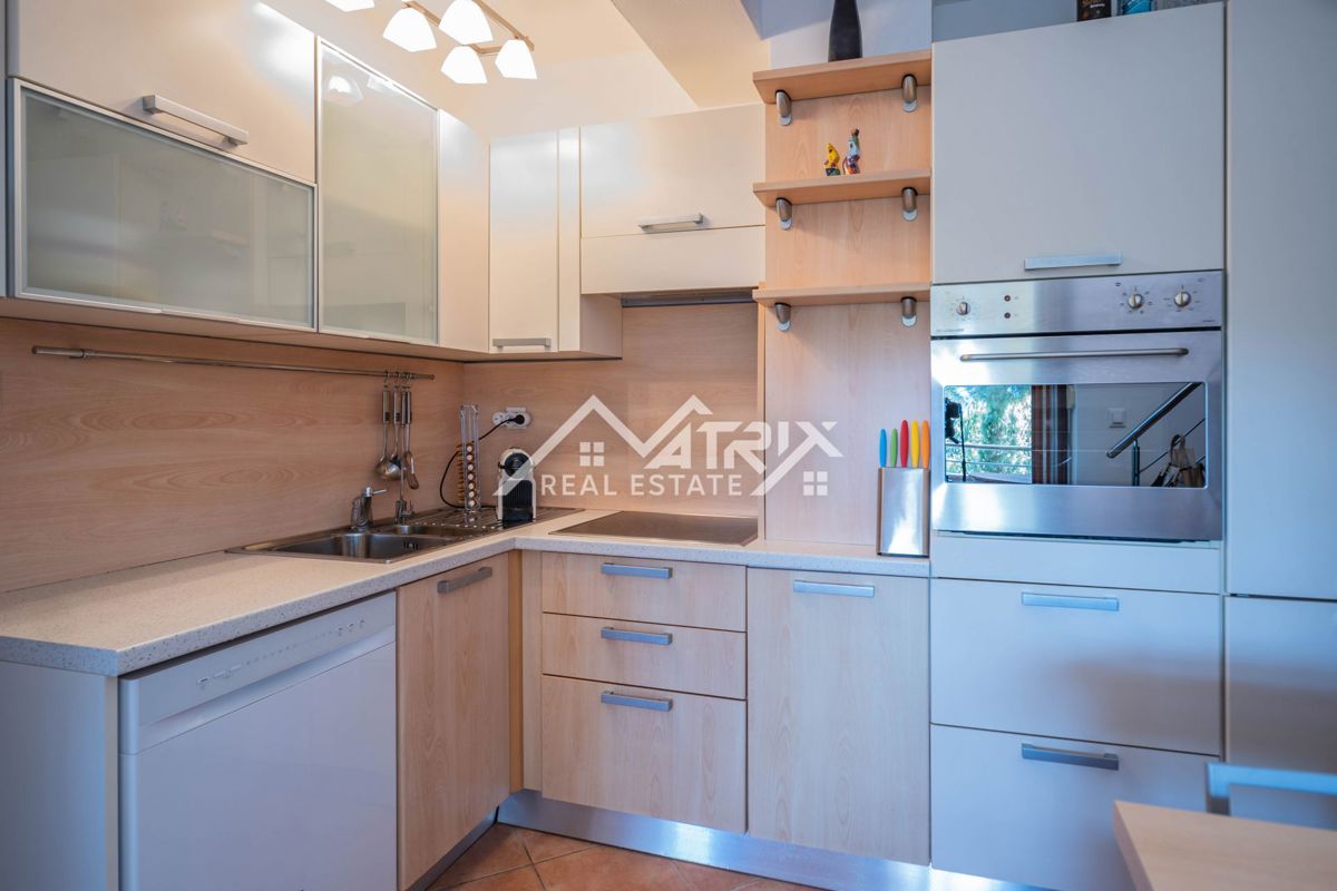 Premantura, stanovanje s strešno teraso in parkiriščem