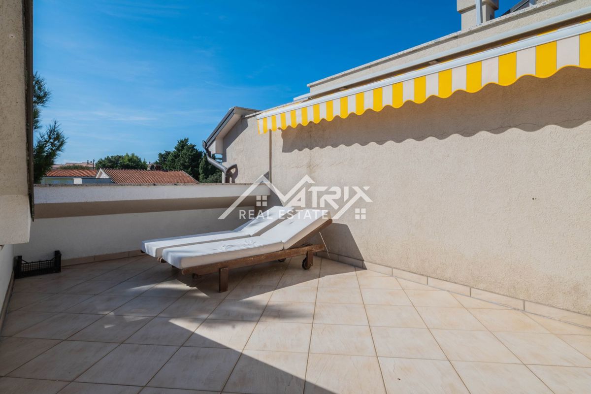 Premantura, stanovanje s strešno teraso in parkiriščem