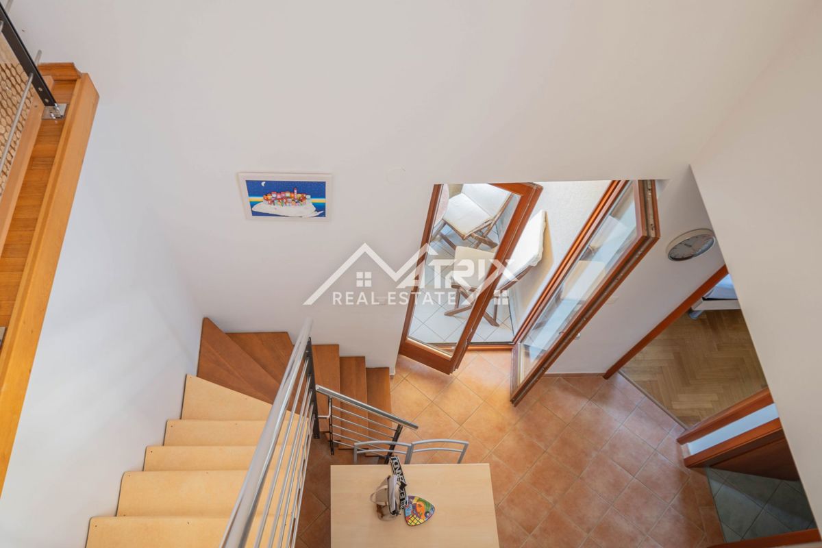 Premantura, stanovanje s strešno teraso in parkiriščem