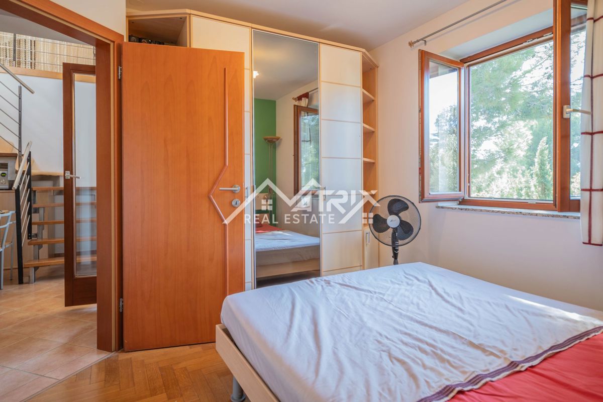 Premantura, stanovanje s strešno teraso in parkiriščem