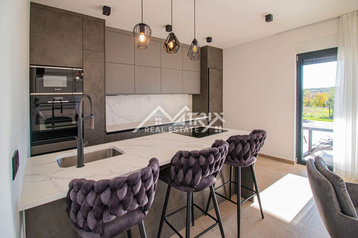 Okolica Poreča, Moderna hiša z bazenom, Novo in opremljeno!