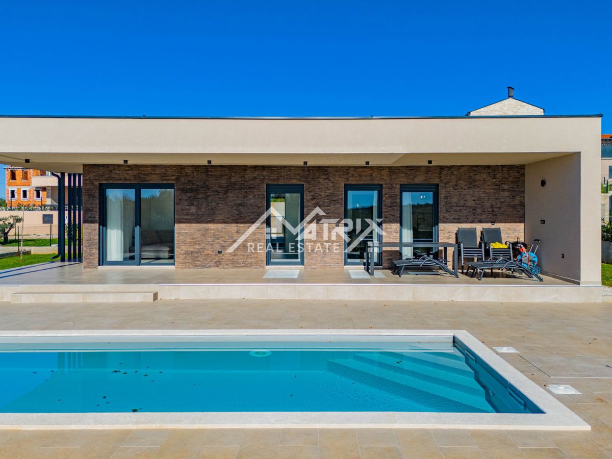 Okolica Poreča, Moderna hiša z bazenom, Novo in opremljeno!