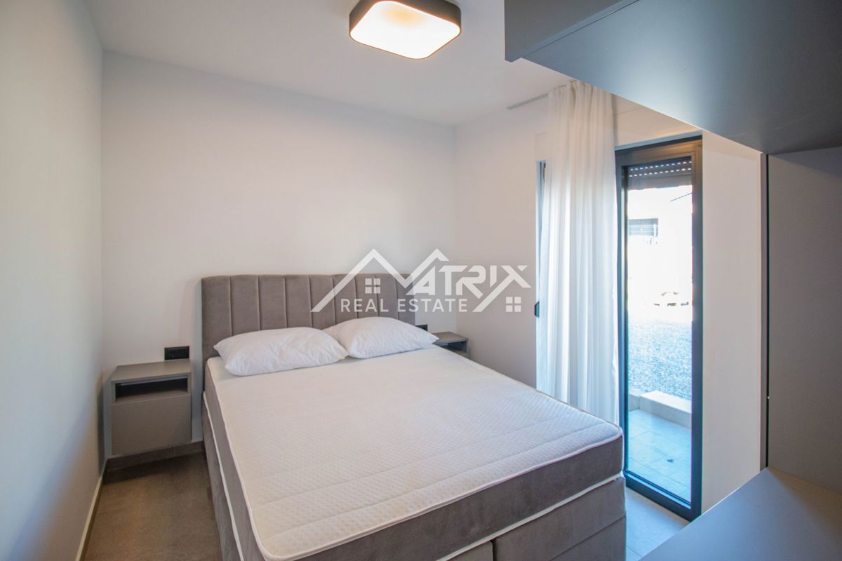 Okolica Poreča, Moderna hiša z bazenom, Novo in opremljeno!