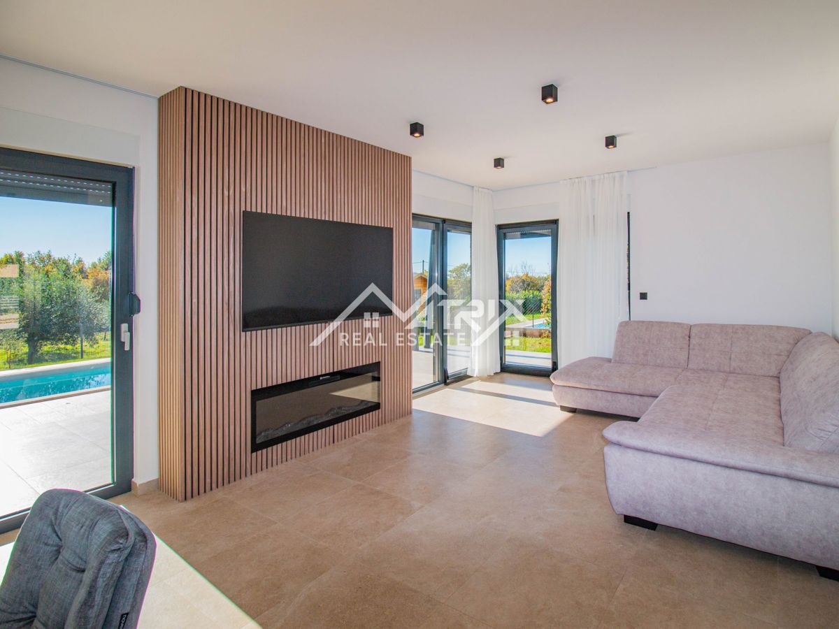 Okolica Poreča, Moderna hiša z bazenom, Novo in opremljeno!