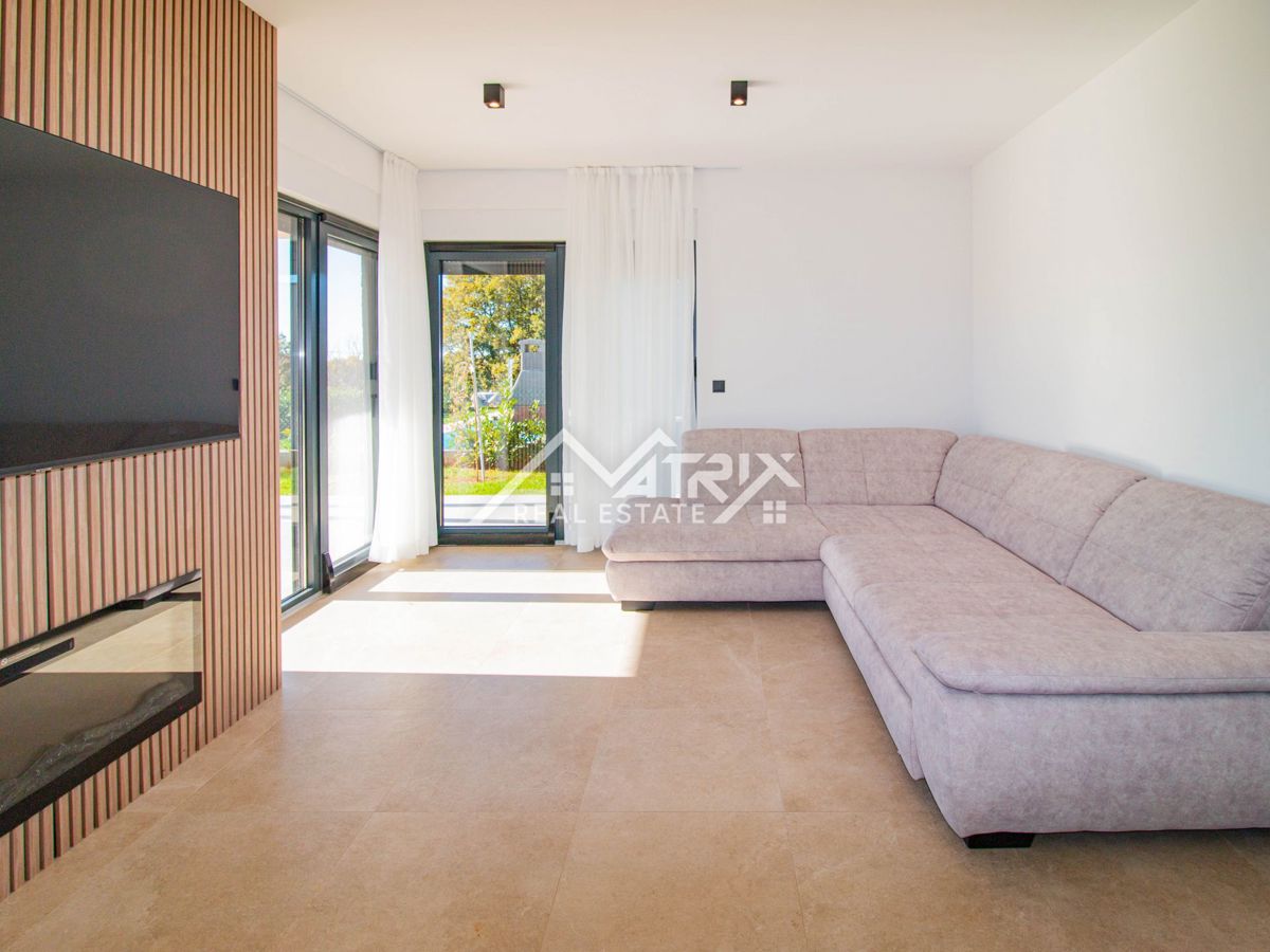 Okolica Poreča, Moderna hiša z bazenom, Novo in opremljeno!