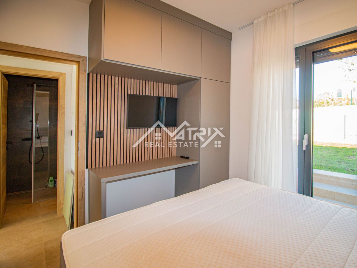 Okolica Poreča, Moderna hiša z bazenom, Novo in opremljeno!