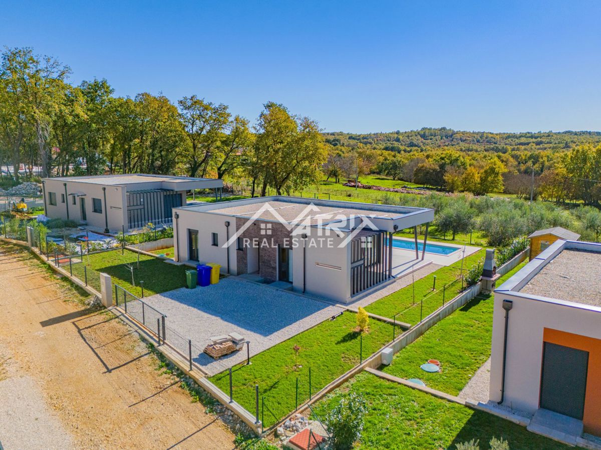 Okolica Poreča, Moderna hiša z bazenom, Novo in opremljeno!