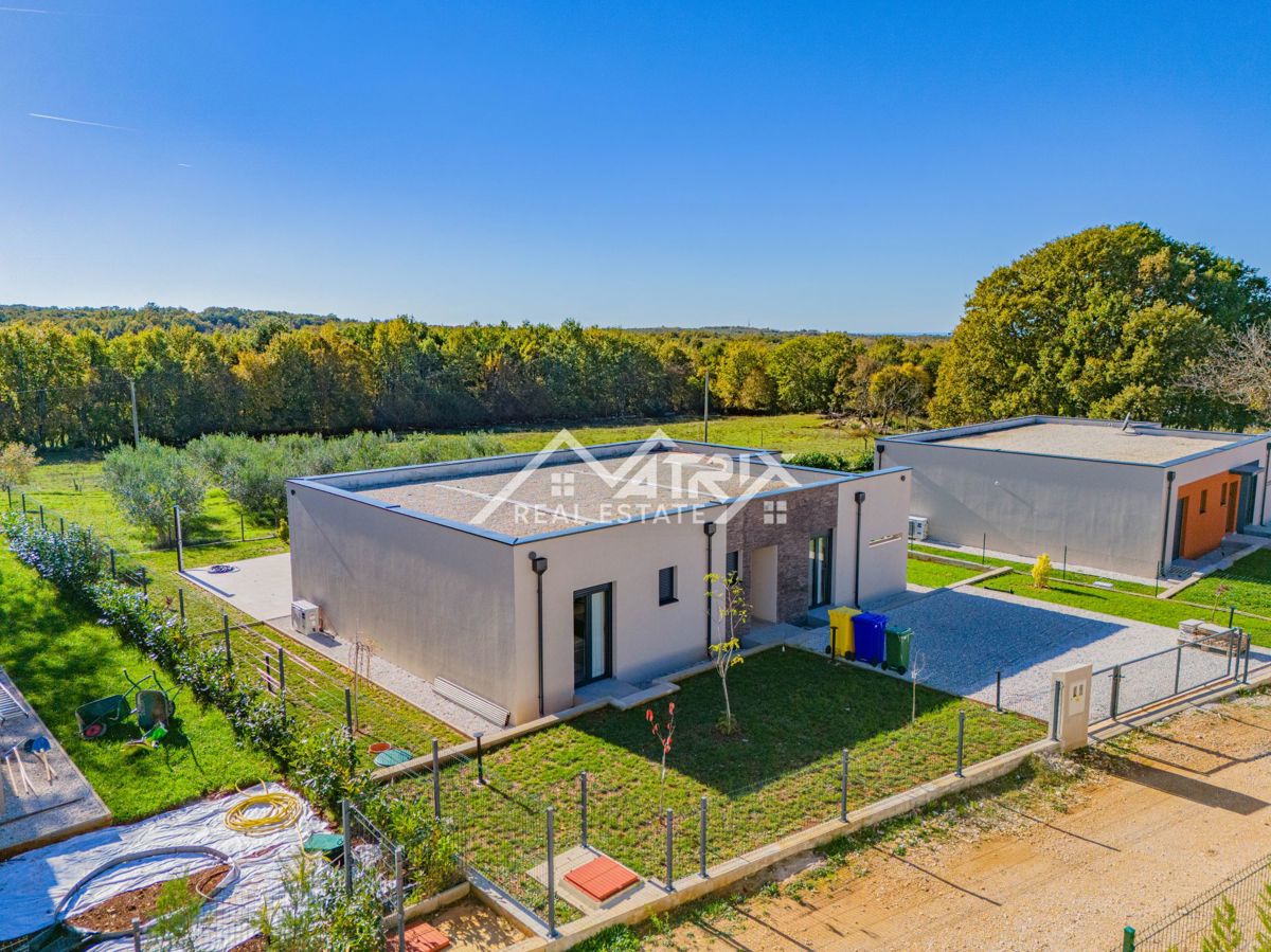 Okolica Poreča, Moderna hiša z bazenom, Novo in opremljeno!