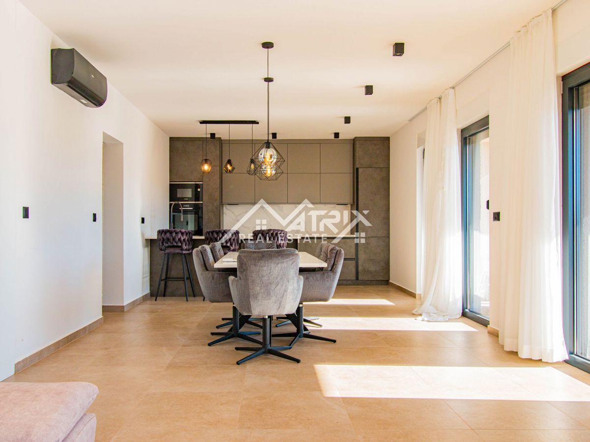 Okolica Poreča, Moderna hiša z bazenom, Novo in opremljeno!