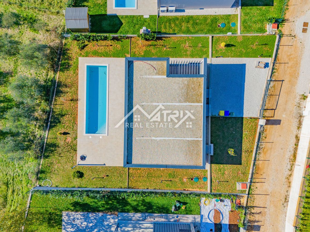 Okolica Poreča, Moderna hiša z bazenom, Novo in opremljeno!