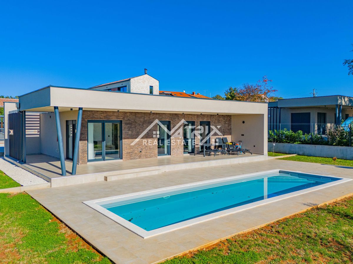 Okolica Poreča, Moderna hiša z bazenom, Novo in opremljeno!