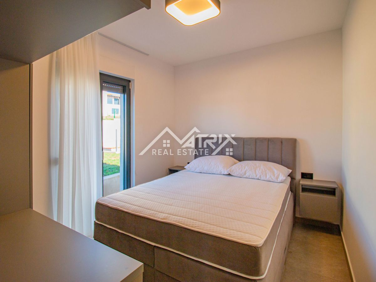 Okolica Poreča, Moderna hiša z bazenom, Novo in opremljeno!