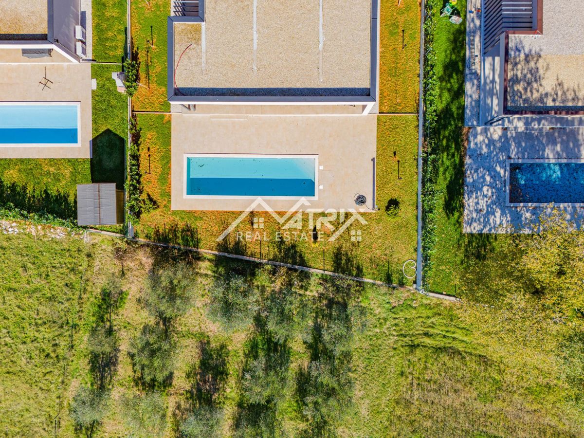 Okolica Poreča, Moderna hiša z bazenom, Novo in opremljeno!