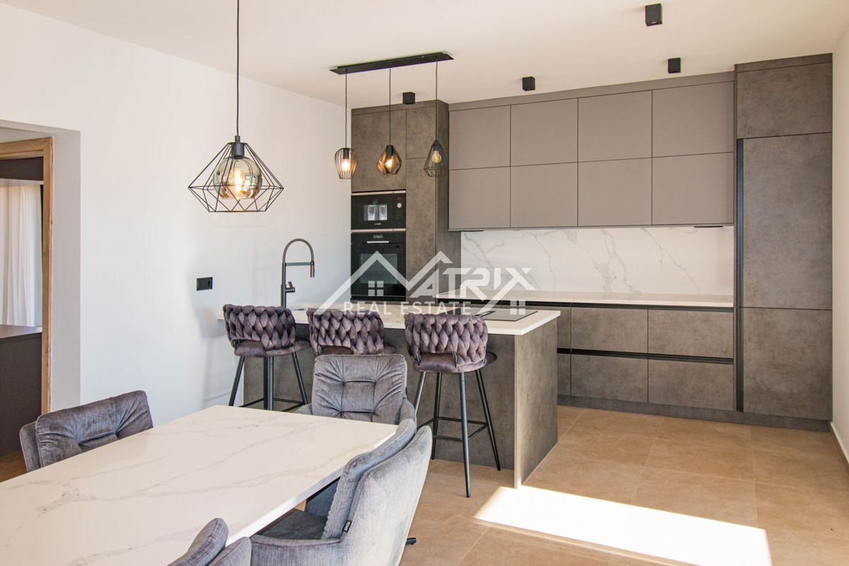 Okolica Poreča, Moderna hiša z bazenom, Novo in opremljeno!