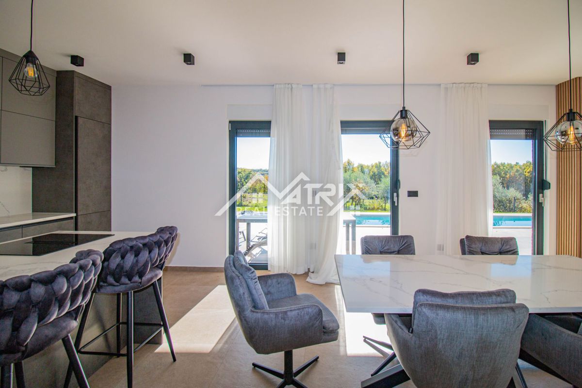 Okolica Poreča, Moderna hiša z bazenom, Novo in opremljeno!