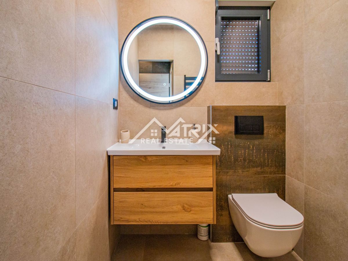 Okolica Poreča, Moderna hiša z bazenom, Novo in opremljeno!