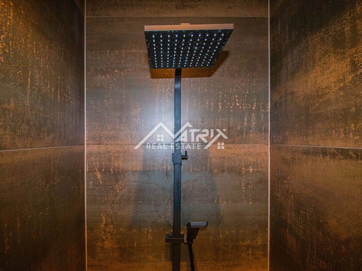 Okolica Poreča, Moderna hiša z bazenom, Novo in opremljeno!