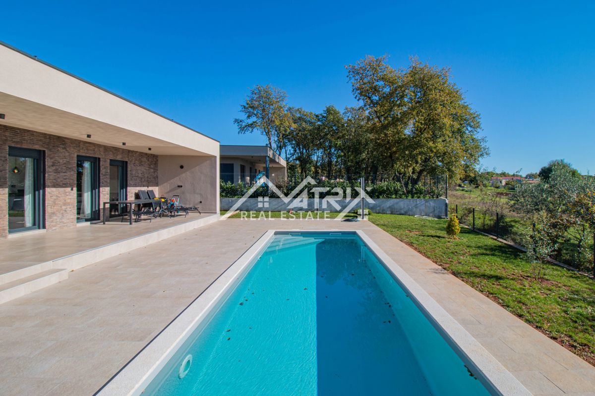 Okolica Poreča, Moderna hiša z bazenom, Novo in opremljeno!