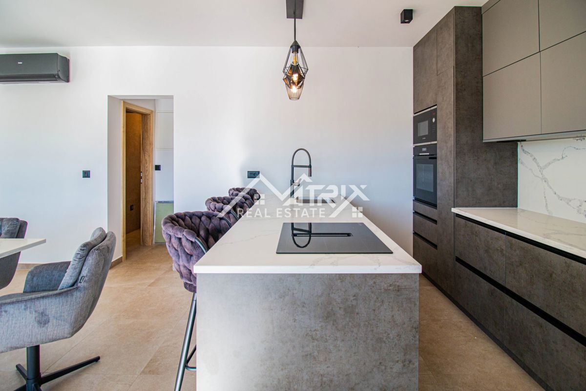 Okolica Poreča, Moderna hiša z bazenom, Novo in opremljeno!