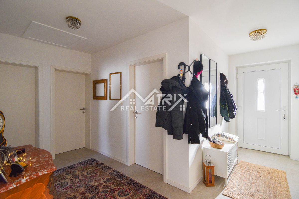 Poreč širše območje, Enonadstropna hiša z bazenom