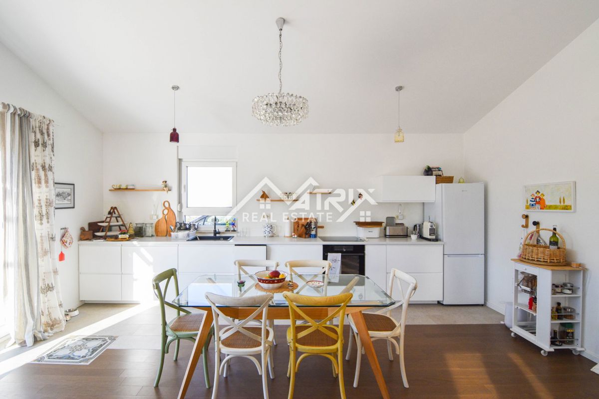 Poreč širše območje, Enonadstropna hiša z bazenom