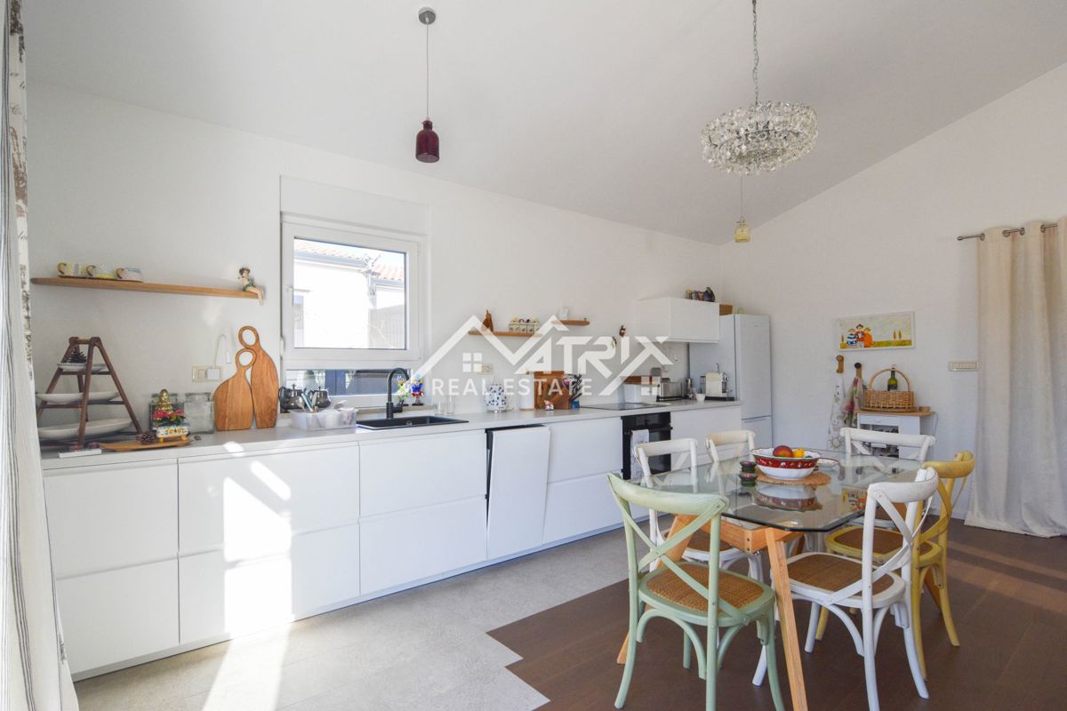 Poreč širše območje, Enonadstropna hiša z bazenom