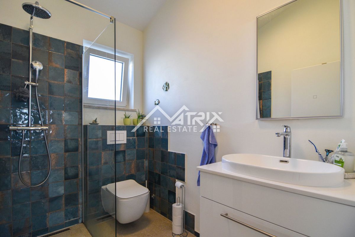 Poreč širše območje, Enonadstropna hiša z bazenom