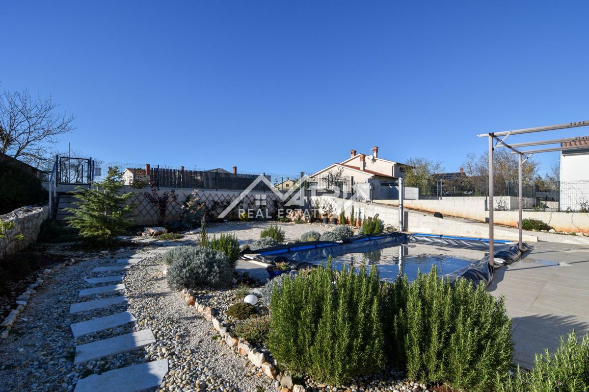 Poreč širše območje, Enonadstropna hiša z bazenom