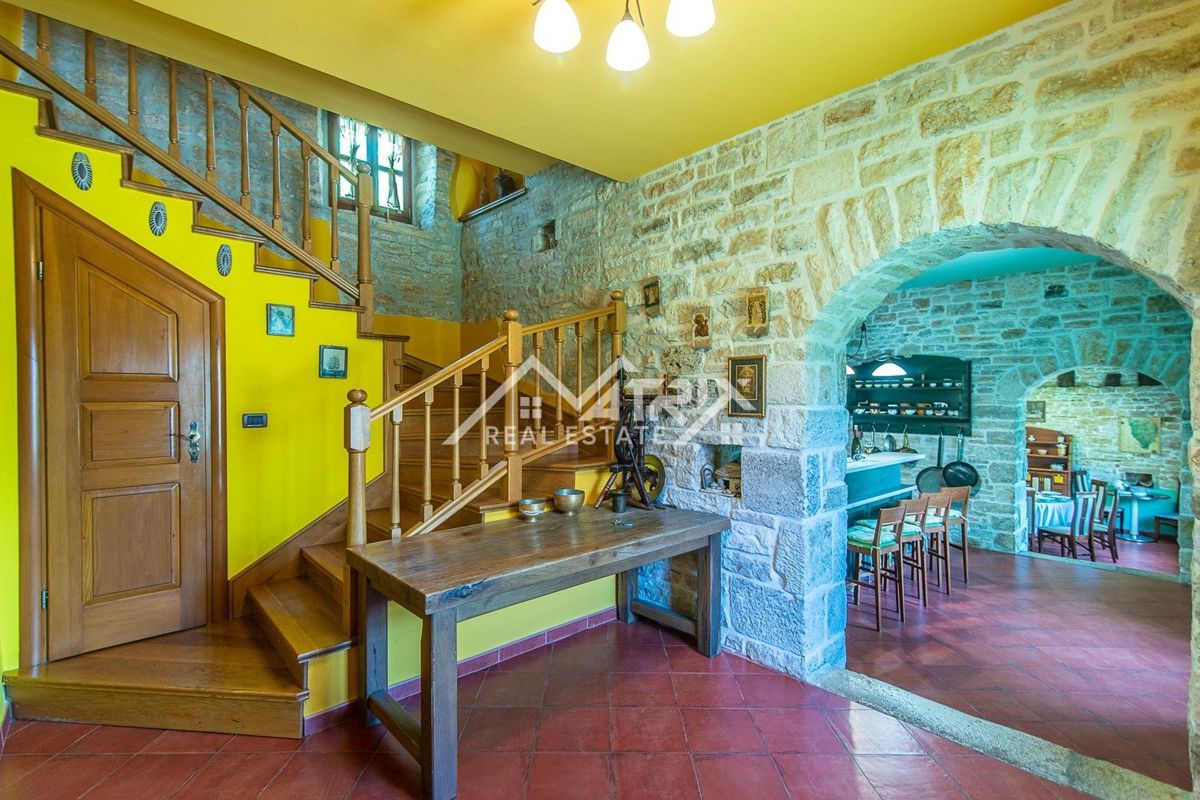 Območje Svetvinčenta, avtohtona istrska vila z bazenom!