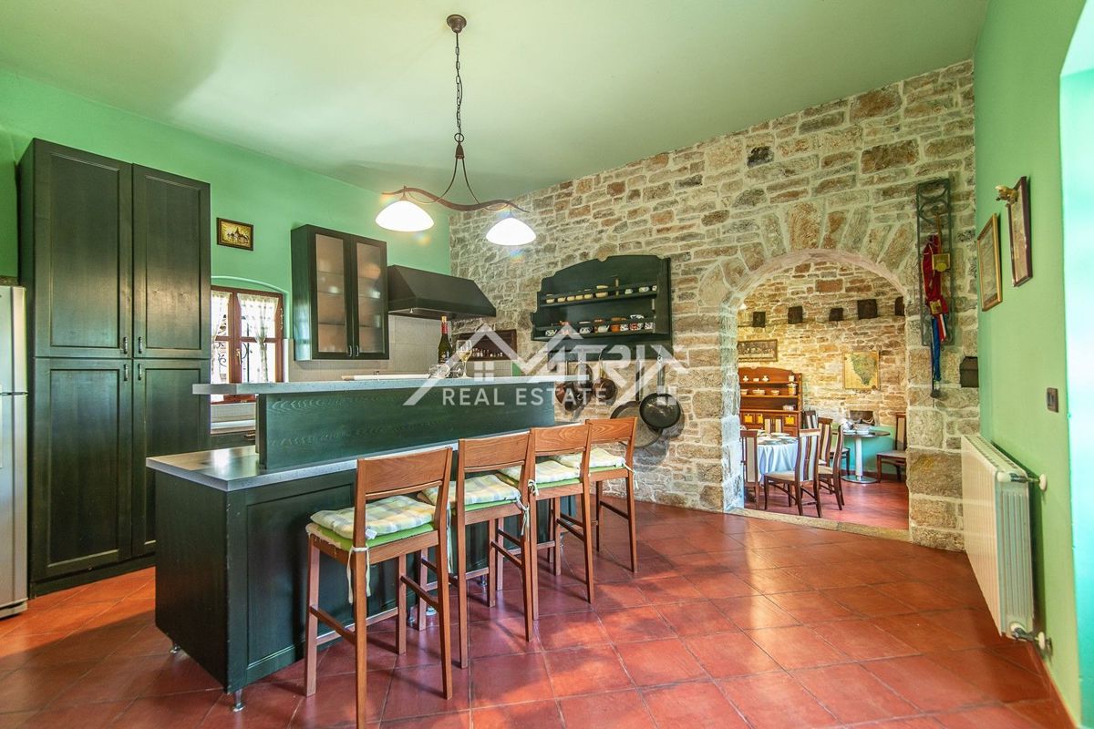 Območje Svetvinčenta, avtohtona istrska vila z bazenom!