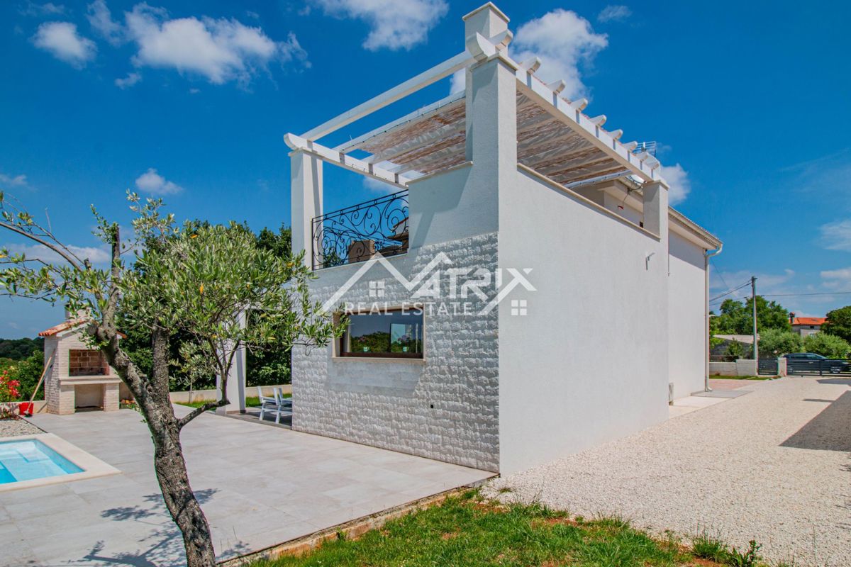 Okolica Barbana, Čudovita hiša z bazenom na mirni lokaciji!