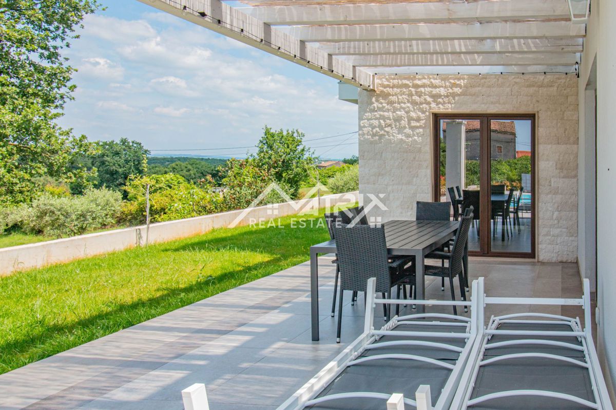 Okolica Barbana, Čudovita hiša z bazenom na mirni lokaciji!