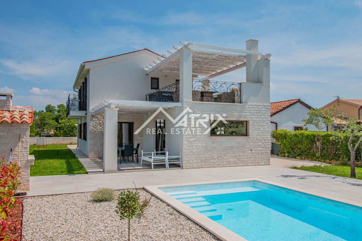 Okolica Barbana, Čudovita hiša z bazenom na mirni lokaciji!