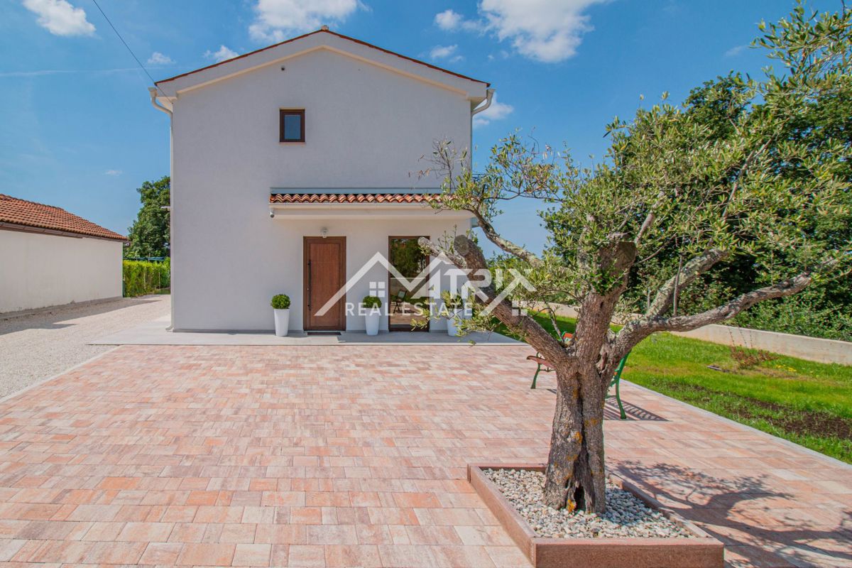 Okolica Barbana, Čudovita hiša z bazenom na mirni lokaciji!