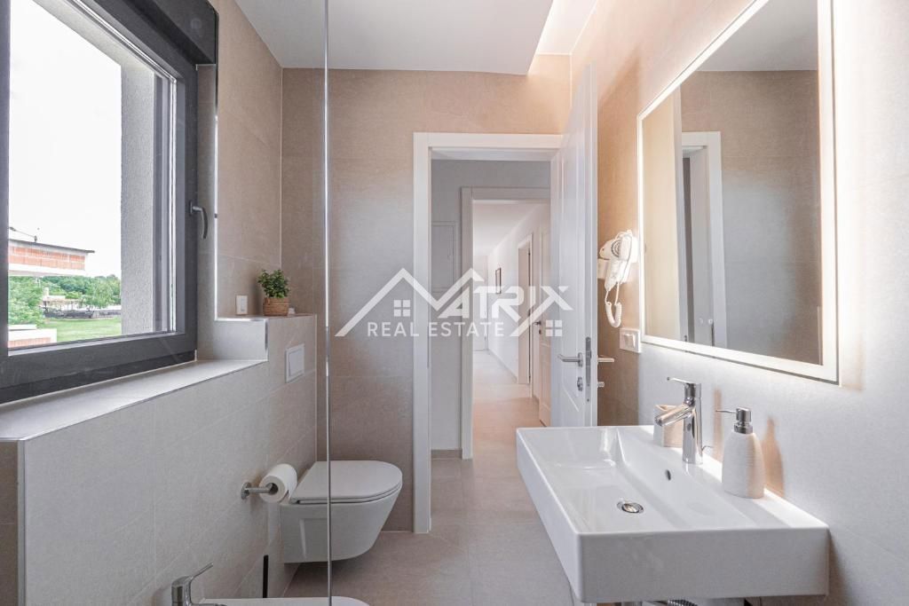 Poreč, Luksuzna vila z bazenom in 4 spalnice v bližini morja