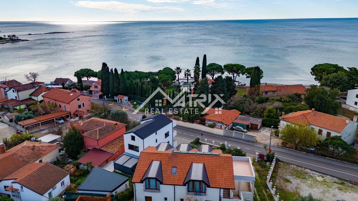 Umag, hiša z velikim potencialom, le 100 m od morja.